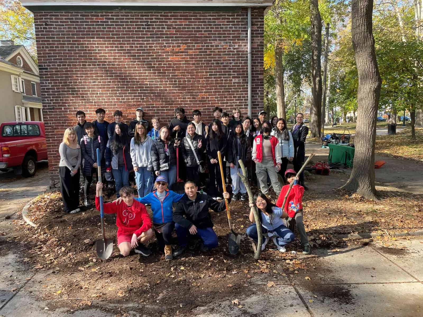 Students, volunteers clean up Stephen Girard Park
